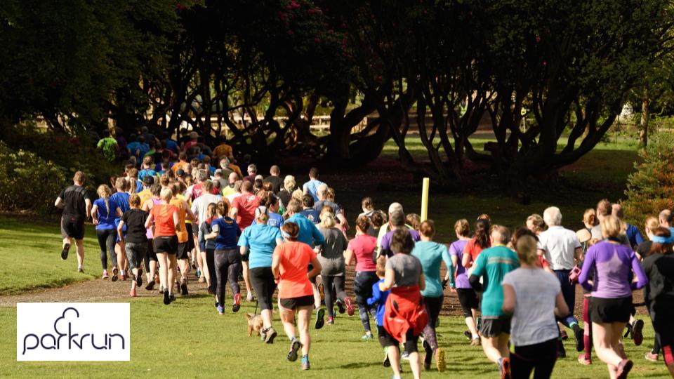 A parkrun setting off.
